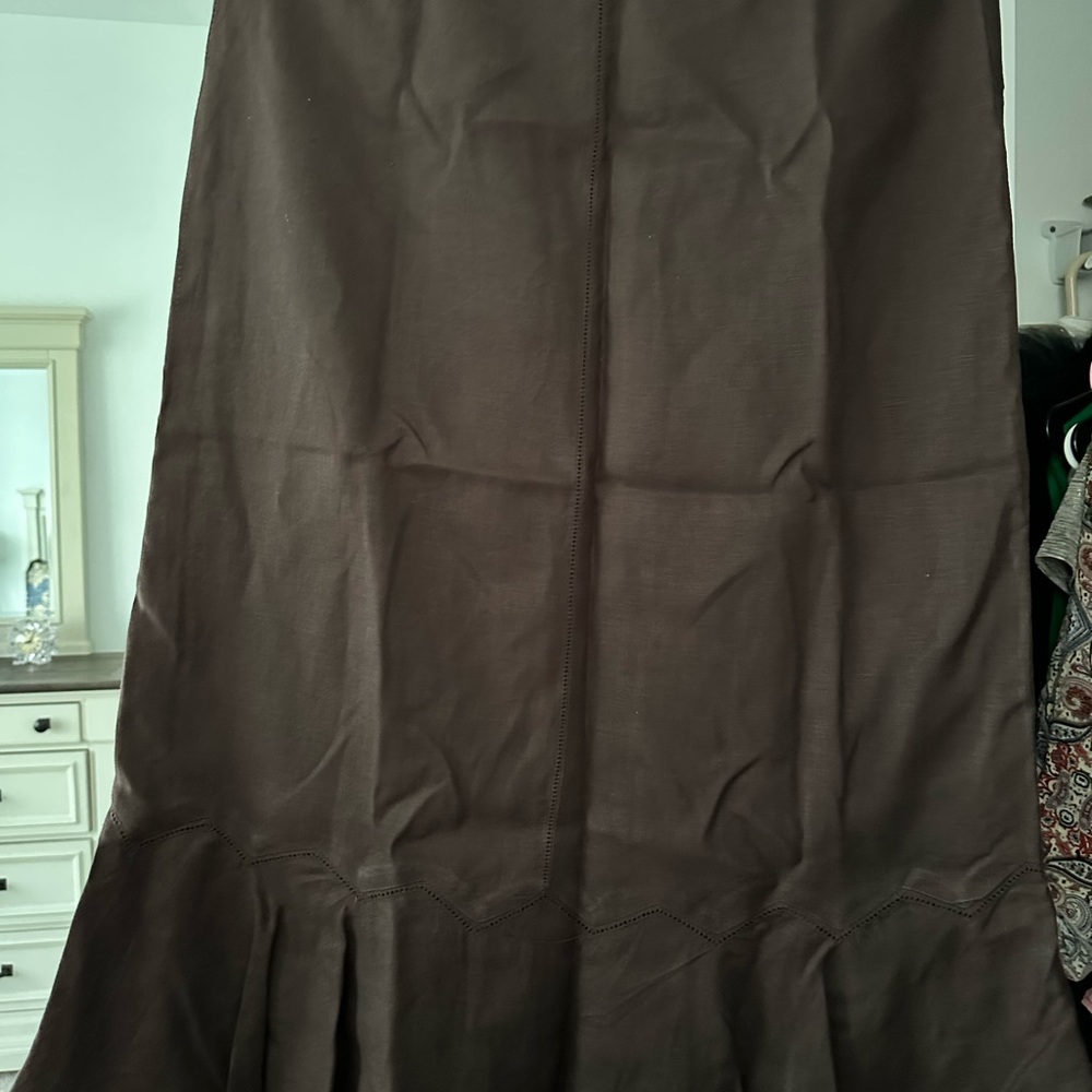 Long 100% linen skirt with flaring bottom